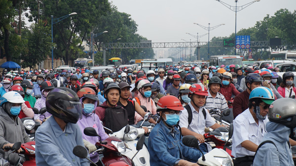 Mưa lớn rạng sáng cùng ngày khiến giao thông kẹt cứng trên nhiều cửa ngõ Sài Gòn. Trong ảnh, tuyến đường Trường Chinh, cửa ngõ phía Tây Bắc TP lúc 9h sáng. 