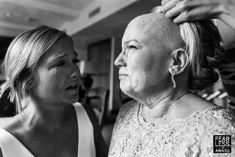 Người mẹ ung thư rơi nước mắt trong đám cưới của con gái