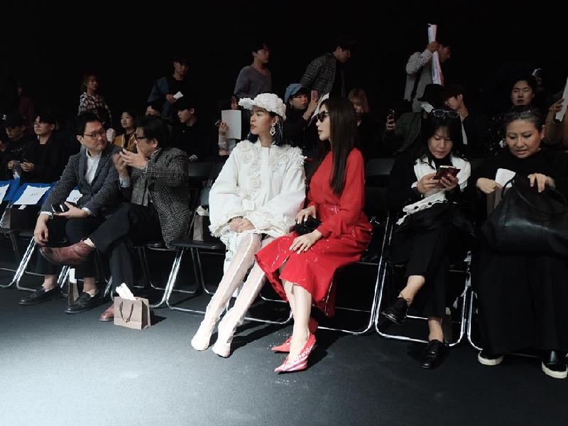 Phí Phương Anh - Hoàng Ku phá đảo Seoul Fashion Week ngày đầu xuất hiện-1