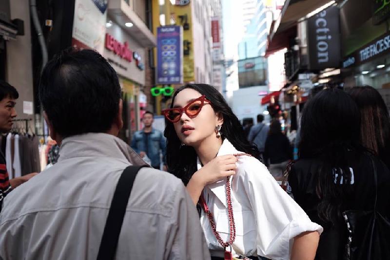 Hoa hậu Phạm Hương cũng cập nhật hình ảnh street style đầu tiên ở nước bạn. Được biết, cô nàng gửi gắm và nhờ cậy stylist trẻ Kelbin Lei để có những set đồ hoàn hảo ở Seoul Fashion Week.