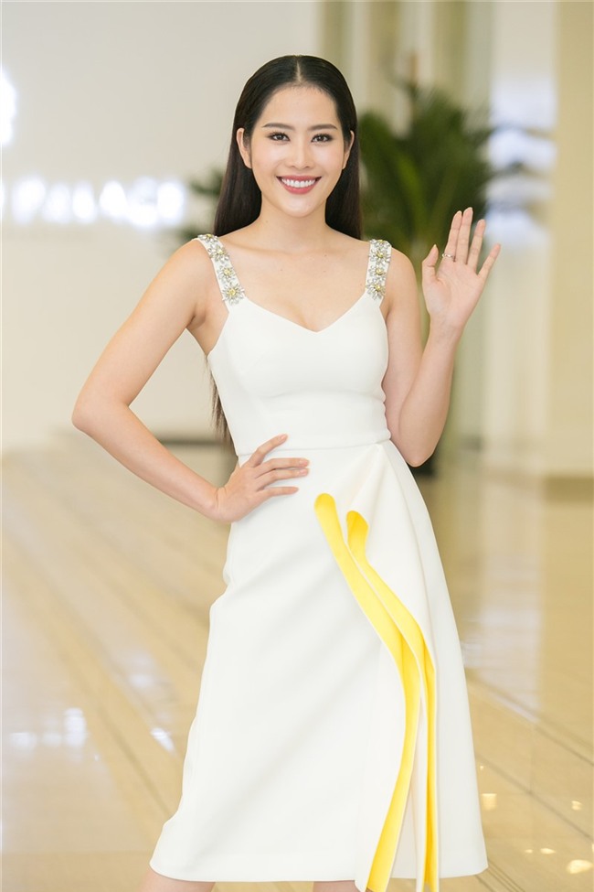 Nam Em tinh giản và trẻ trung, chiếc váy trắng 2 dây của cô thú vị hơn bởi đường trang trí 3D màu sắc hài hòa.