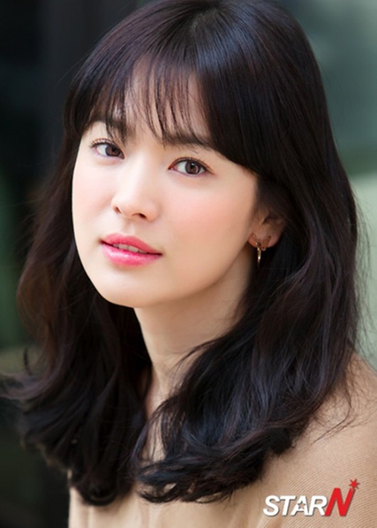 Nhưng phải đến bộ phim truyền hình Trái tim mùa thu vào năm 2000, Song Hye Kyo mới bắt đầu nổi tiếng ở Hàn Quốc và khắp châu Á. Thành công của bộ phim đã đưa Song Hye Kyo trở thành ngôi sao Hallyu.