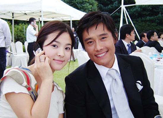 Lee Byung Hun và Hyun Bin là 2 mỹ nam từng chiếm được trái tim của Song Hye Kyo.  Hiện tại Song Hye Kyo đang tất bật tổ chức đám cưới với Song Joong Ki. Cả 2 bén duyên từ khi đóng cặp trong Hậu duệ mặt trời. Cặp trai tài gái sắc này sẽ kết hôn vào tháng 10 năm nay trong sự chúc phúc của công chúng. Kiều nữ xứ Hàn cũng không giấu được niềm hạnh phúc khi tìm thấy người đàn ông đích thực của đời mình.