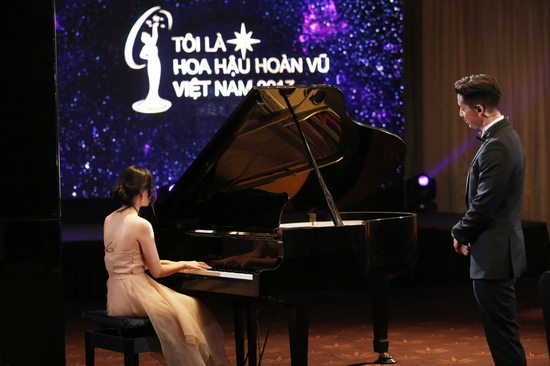 Thí sinh Bùi Thanh Hằng (SBD 413) là sinh viên Ngoại thương, gây ấn tượng bởi khả năng đàn Piano và giao tiếp tiếng Anh lưu loát.