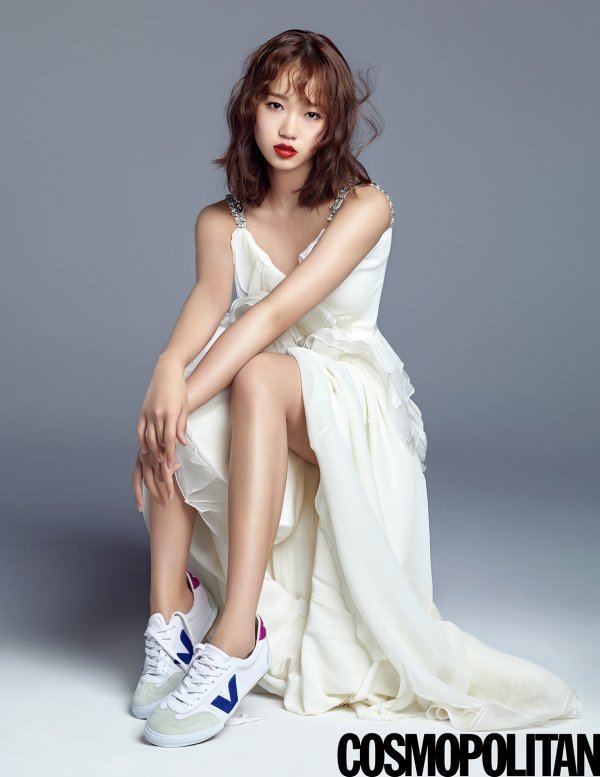 Không sở hữu khuôn mặt xinh đẹp, vóc dáng sexy như bạn bè, cô nàng sinh năm 1999 Choi Yoo Jung lại nổi bật nhờ khả năng biểu cảm cùng kĩ năng nhảy cực hút hồn trên sân khấu. Vẻ ngoài rạng rỡ cũng là ưu điểm của Yoo Jung