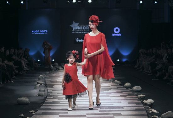 Tại đêm diễn thứ 2 của Vietnam Junior Fashion Week mùa 4, không chỉ giữ vai trò chỉ đạo trình diễn, siêu mẫu Xuân Lan còn cùng bé Thỏ xuất hiện trên sân khấu do chính mình sáng lập trong bộ sưu tập (BST) “Khu rừng bí mật” của Rabity. 