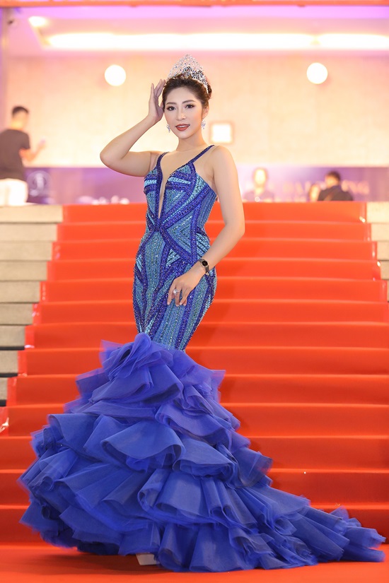 Trong đêm chung kết Hoa hậu Đại dương, Đặng Thu Thảo gây ấn tượng với chiếc đầm dạ hội sắc xanh với phần đuôi cá được thiết kế cầu kì.