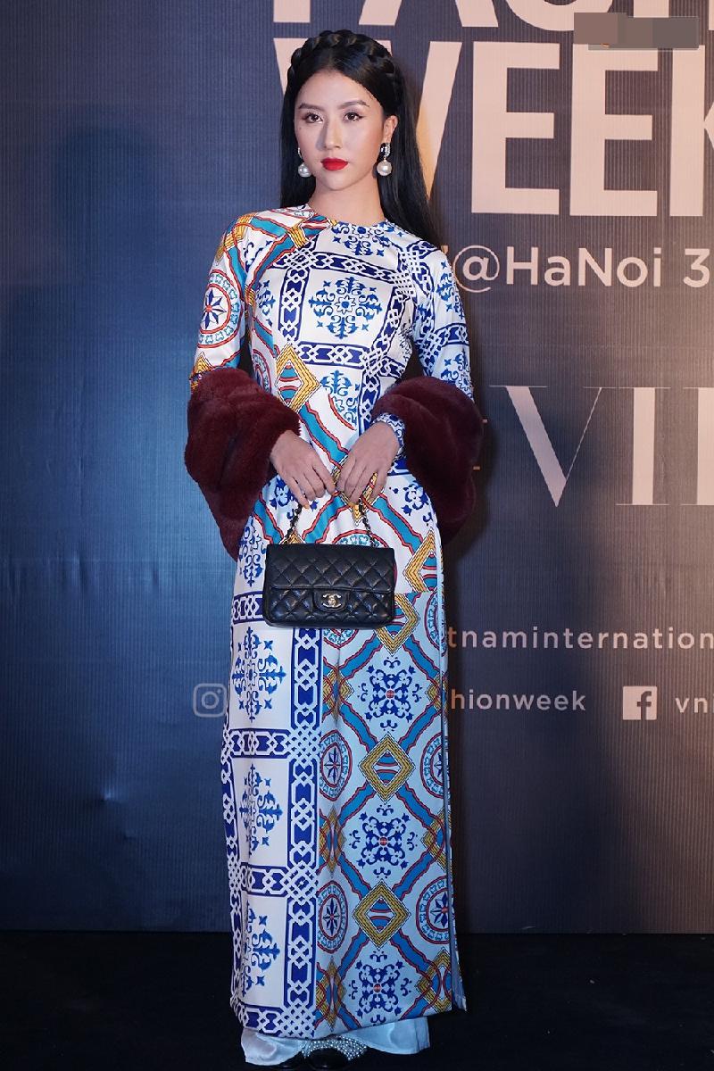 Quỳnh Anh Shyn hóa thân thành quý cô Hà Nội xưa trong thiết kế áo dài hoạ tiết nổi bật.