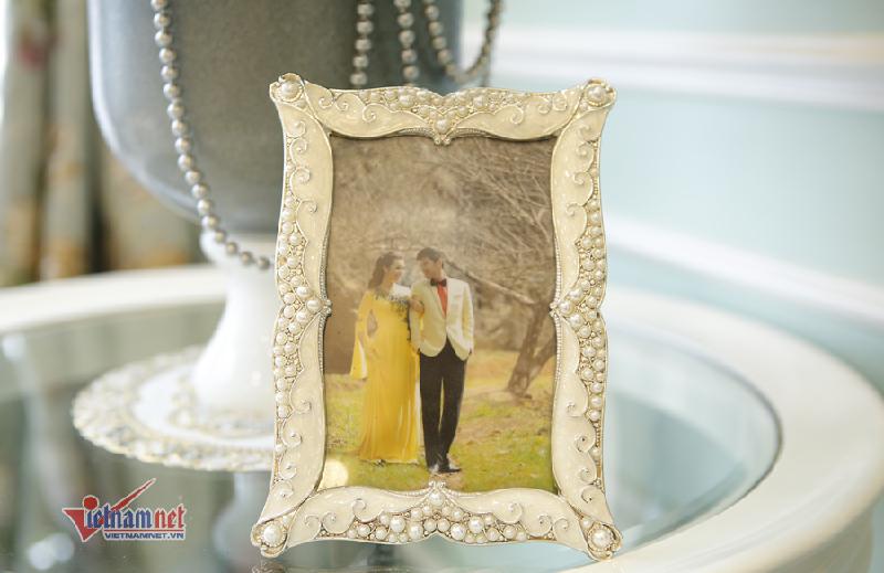 Khung ảnh kỷ niệm hai vợ chồng được bày trang trọng trên chiếc ghế ở một góc căn nhà.