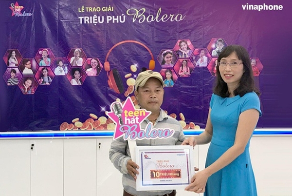 Bà Nguyễn Thanh Nhàn, Trưởng phòng Khai thác Nội dung - Công ty Phát triển Dịch vụ Giá trị gia tăng VNPT VAS - Đại diện Teen hát Bolero đã trao thưởng cho khách hàng may mắn.