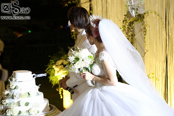 Cô dâu Khởi My say đắm hôn chú rể Kelvin Khánh trong đám cưới-10