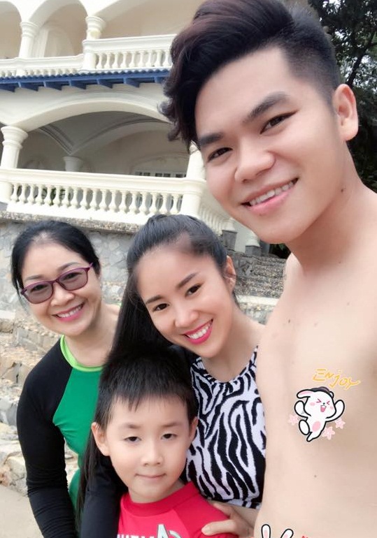 Lê Phương cùng ông xã, mẹ và con trai đi bơi thư giãn dịp cuối tuần.