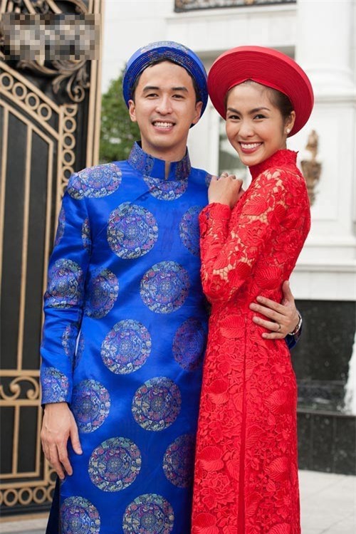 Tà áo dài ren đỏ rực rỡ trong ngày trọng đại của cô thật sự nổi bật và hài hoà với chiếc áo dài truyền thống của chồng.
