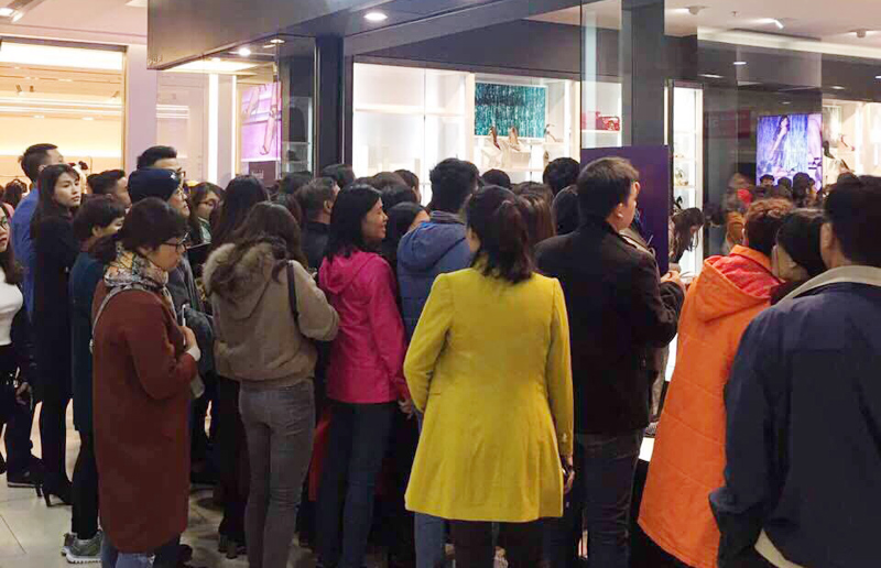 Người dân đổ xô đi mua sắm tại các trung tâm thương mại Vincom Bà Triệu