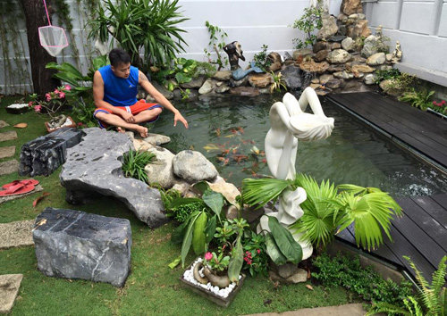 Khu vườn với bể cá cảnh đã trở thành góc ưa thích của Cao Thái Sơn, là nơi anh để thả hồn mình và giải tỏa căng thẳng trong công việc cũng như cuộc sống. Lúc rảnh rỗi, anh có thể ngồi ngắm cá cả ngày không chán. 