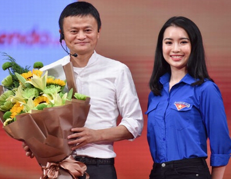 Cận cảnh nhan sắc xinh đẹp của cô hoa khôi được trực tiếp đối thoại với Jack Ma