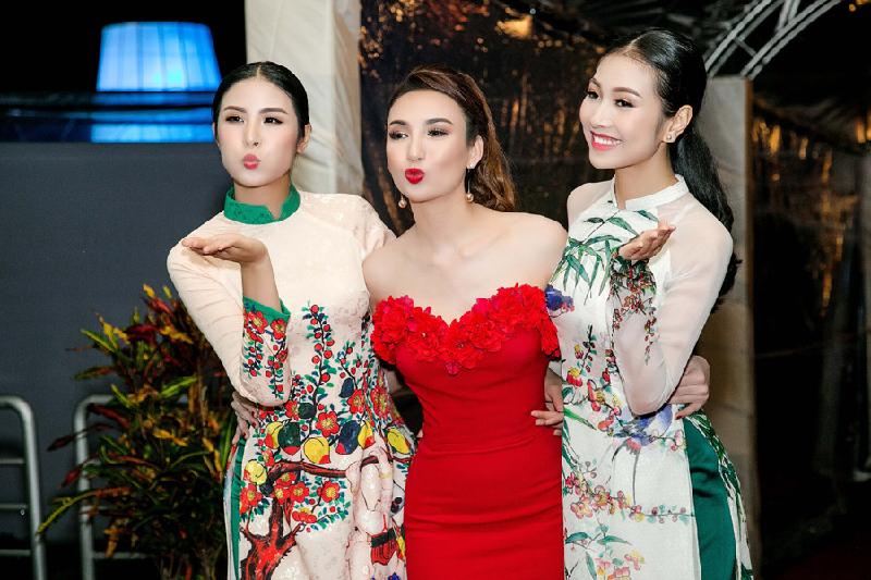 Ngắm bộ áo dài trình diễn ở tiệc chào mừng APEC của Hoa hậu Ngọc Hân