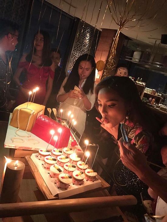 Hoa hậu Kỳ Duyên đón sinh nhật tuổi mới bên bạn bè và người thân.