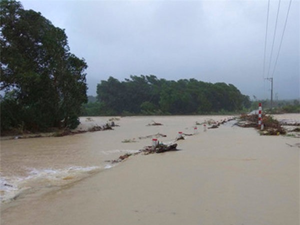 Một con đường ngập nước ở tỉnh Bình Định sau khi cơn bão Damrey tràn qua (Ảnh AP)