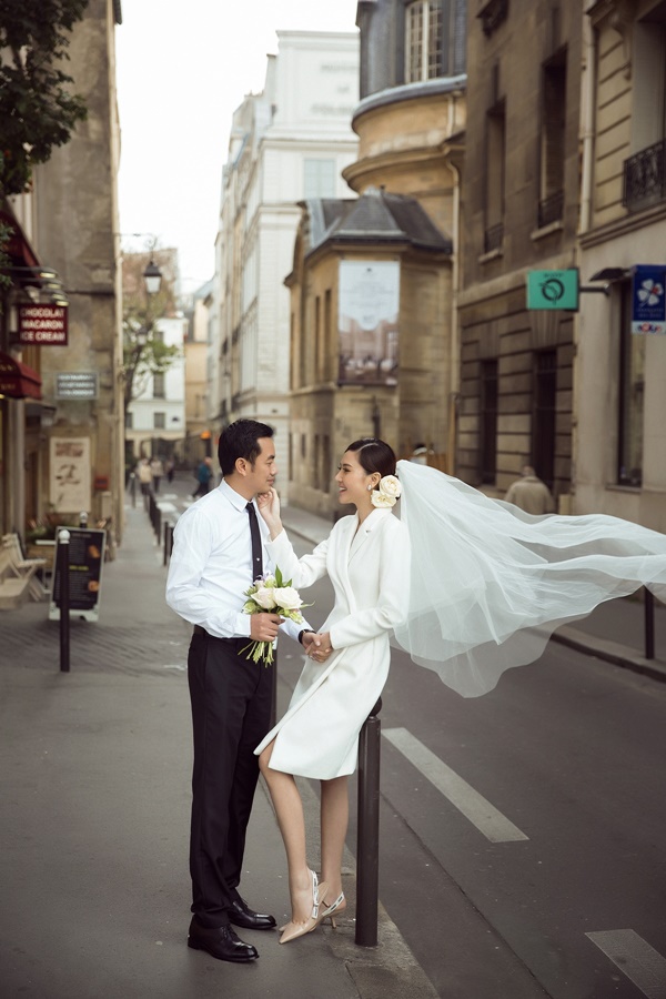 Vừa qua, cô và bạn trai đã đi chụp ảnh cưới tại Paris thơ mộng. Ngọc Duyên cho biết cô cảm giác an toàn khi ở bên cạnh bạn trai, người mang lại cho cô cảm giác của một gia đình thực sự.