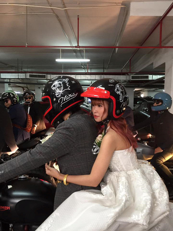 Trái lại với hình ảnh trong buổi ra mắt, Kelvin Khánh cùng Khởi My gây bất ngờ khi đón dâu bằng xe mô tô.