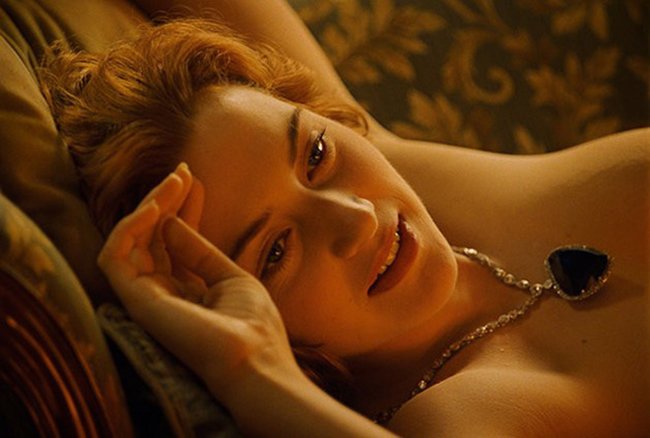  Hình ảnh Kate Winslet khỏa thân thực hiện bức vẽ