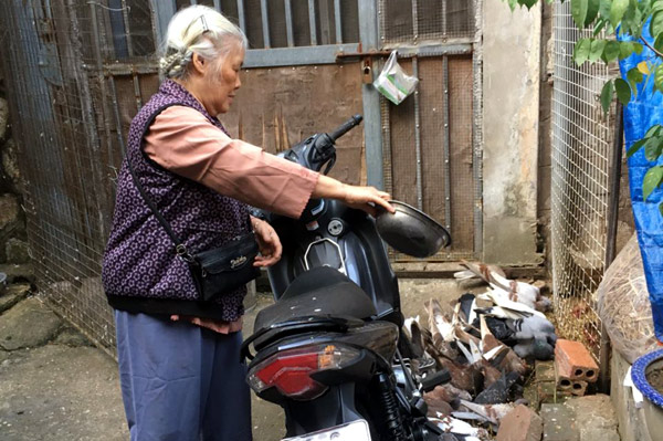 Bà Nguyễn Thị Huyền cho biết, bà coi việc chăm sóc đàn chim là thú vui lúc tuổi già. Ảnh: Minh Anh