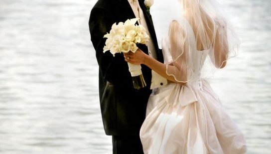 Để có tiền từ bố mẹ, chàng thiếu gia bắt buộc phải làm đám cưới giả (Ảnh minh họa, Nguồn: Brides.com)