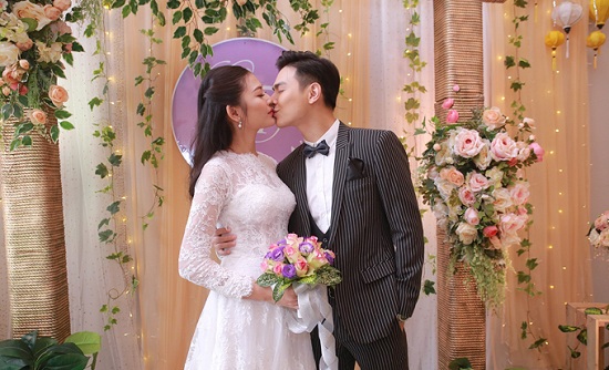 Lễ kết hôn của Chúng Huyền Thanh được diễn ra vào sáng ngày 28/12 tại một nhà hàng sang trọng tại Hải Phòng. Cặp đôi liên tục trao nhau những nụ hôn ngọt ngào trong lễ kết hôn dưới sự chứng kiến của gia đình nội ngoại và bạn bè thân thiết.