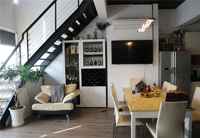 Căn hộ của nghệ sĩ Hải Lý được thiết kế theo phong cách hiện đại với tông màu trắng, kết hợp màu trầm của gỗ, sàn và vật dụng nội thất tạo cảm giác hài hoà.