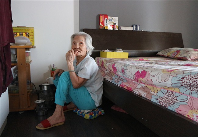Ly hôn danh hài Duy Phương vào năm 1993, nghệ sĩ Hải Lý chọn cách sống đơn thân nuôi mẹ 100 tuổi. Chị chia sẻ, mỗi ngày dậy sớm nấu ăn, dọn dẹp nhà cửa và chăm sóc mẹ. Những ngày đi quay phim hay vắng mặt, nữ nghệ sĩ nhờ người cháu qua chăm bà. Do lớn tuổi, mẹ ruột Hải Lý di chuyển khó khăn, chủ yếu nằm một chỗ. 