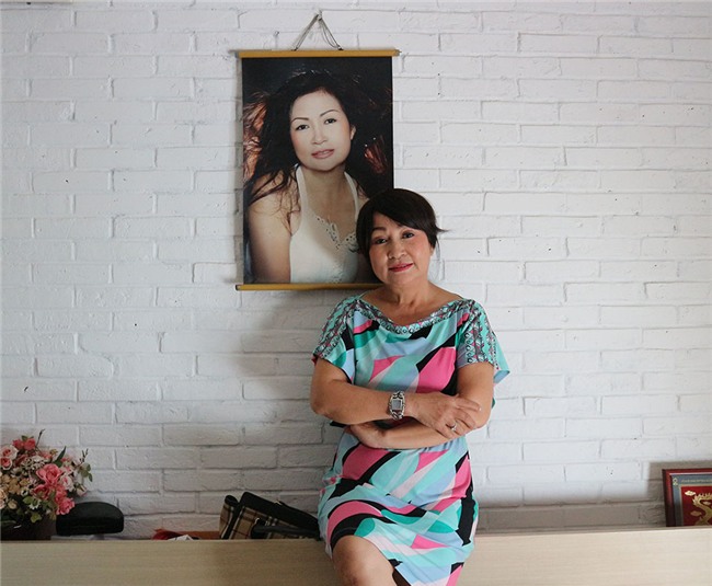 Nữ nghệ sĩ 61 tuổi khoe ảnh chân dung cách đây hơn 15 năm được treo trong phòng ngủ. 