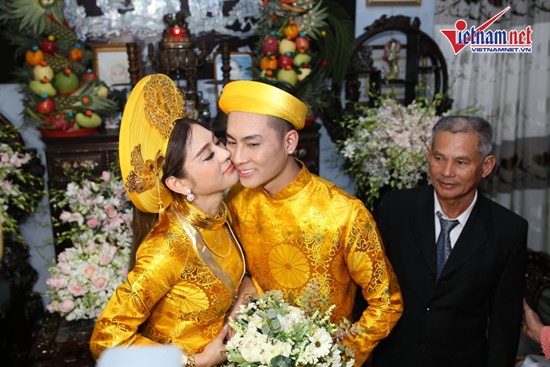 Nữ ca sỹ hôn lên má người chồng trẻ. Lâm Khánh Chi cho biết cô rất trân trọng Phi Hùng vì anh là người duy nhất đã chính thức cầu hôn cô sau những mối tình dang dở.