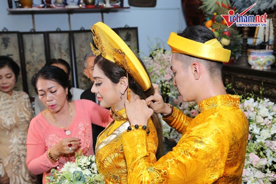 Chồng trẻ đeo kiềng vàng cho Lâm Khánh Chi.