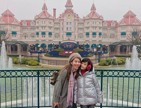 BTV Diệp Chi lưu lại khoảnh khắc đẹp cùng con gái khi du lịch châu Âu.