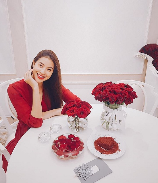 Hoa hậu Phạm Hương xinh đẹp trong không gian nguyên sắc đỏ của những bông hoa hồng.