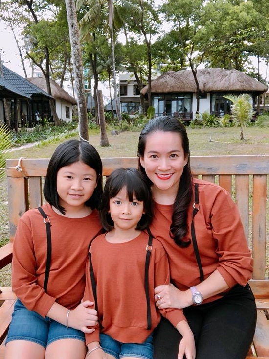 Bà xã MC Bình Minh diện áo đồng phục chụp hình kỷ niệm cùng hai con gái khi đi du lịch nghỉ dưỡng cả gia đình ở Phú Quốc.