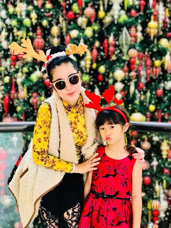 Thúy Nga đeo bờm tuần lộc cùng con gái Nguyệt Cát đi chơi Noel.