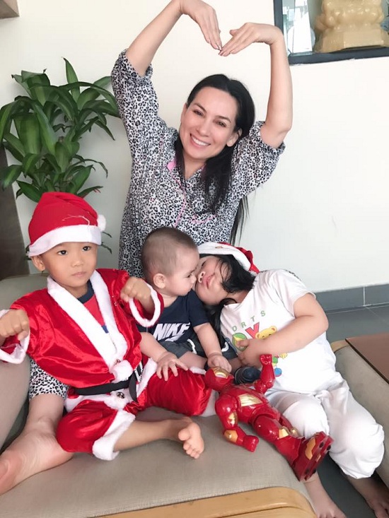 Ca sĩ Phi Nhung gửi lời chúc mừng Giáng sinh an lành và hạnh phúc tới mọi người. Cô đăng tải hình ảnh nhí nhảnh đón Noel bên các con thân yêu ở Mỹ.