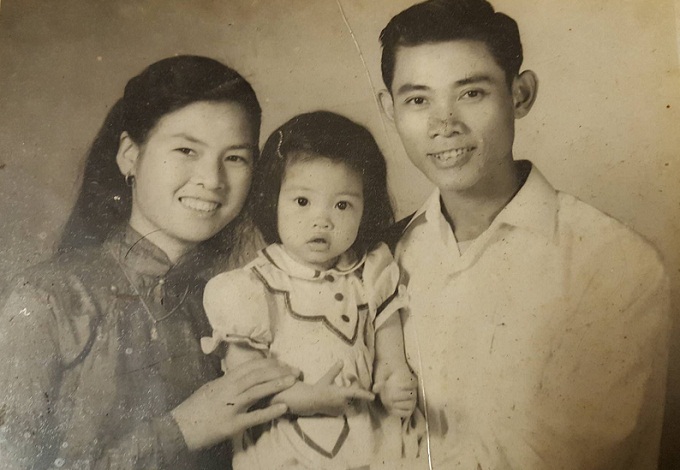 Vợ chồng bà Nguyễn Thị Yến - Vũ Chiểu chụp cùng con gái cả năm 1960. Ảnh: NVCC
