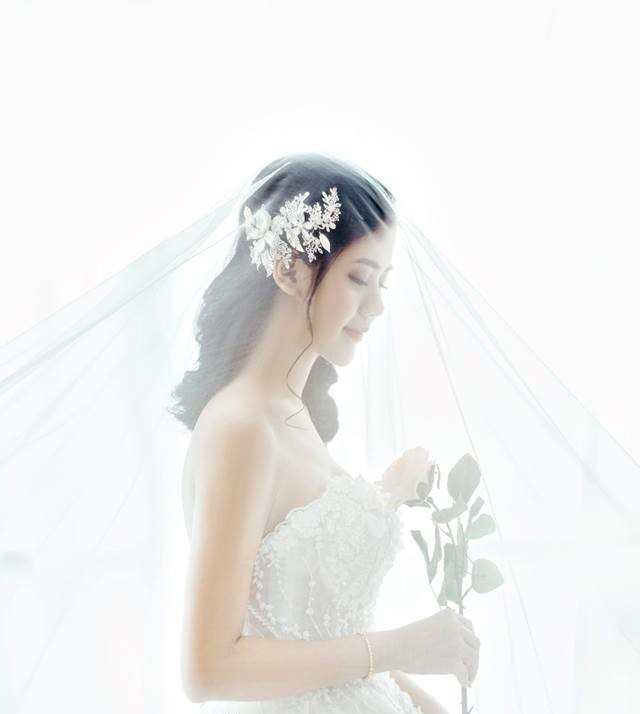 Cô dâu Thùy Dương nết na, thùy mị với váy trắng tinh khôi.