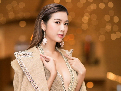Á hậu Thuý Vân khoe vẻ gợi cảm giữa rừng sao ở thảm đỏ Elle Fashion Show
