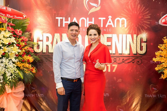 Diễn viên Bình Minh đến chúc mừng Diễm Hương