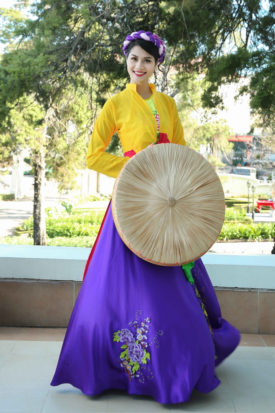 Thí sinh Nguyễn Thị Thơm (SBD 210) chọn bài múa dân gian để thể hiện tài năng. Tuy nhiên, tiết mục của cô chưa để lại nhiều ấn tượng với ban giám khảo.