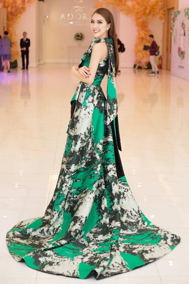 Thiết kế này cũng từng được người đẹp Tường Linh lựa chọn và tỏa sáng khi tham dự sự kiện thời trang.