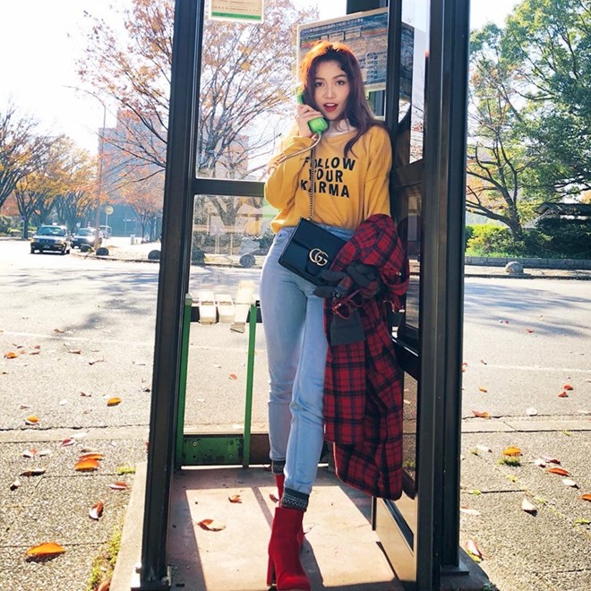 Áo thun, quần jeans và boots cao gót đỏ rực khiến Sĩ Thanh trở nên ''nổi loạn'' hơn ngày thường. Túi Gucci yêu thích của nàng VJ đa tài cũng theo chân ''khổ chủ'', giúp cô nàng giữ ấm trong bầu không khí mùa đông của Tokyo (Nhật Bản).