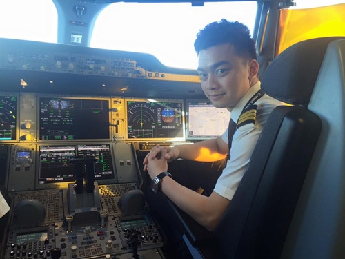 Hà Duy đang là phi cơ cho một hãng hàng không nổi tiếng của Việt Nam.
