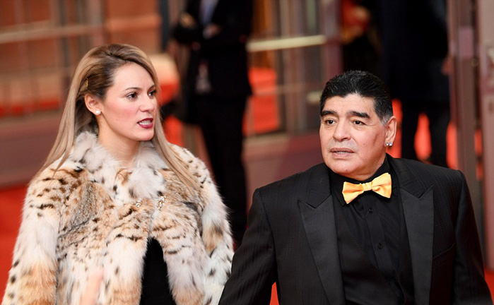 Maradona tham dự với vai trò trợ lý bốc thăm