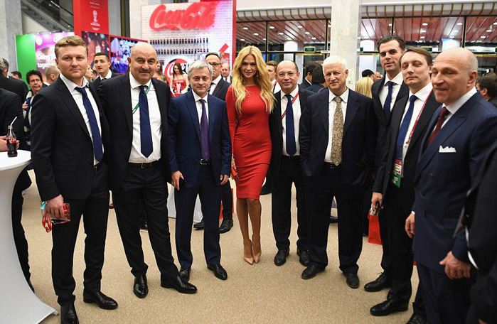 Viktoria Lopyreva chụp ảnh lưu niệm với các thành viên của FIFA