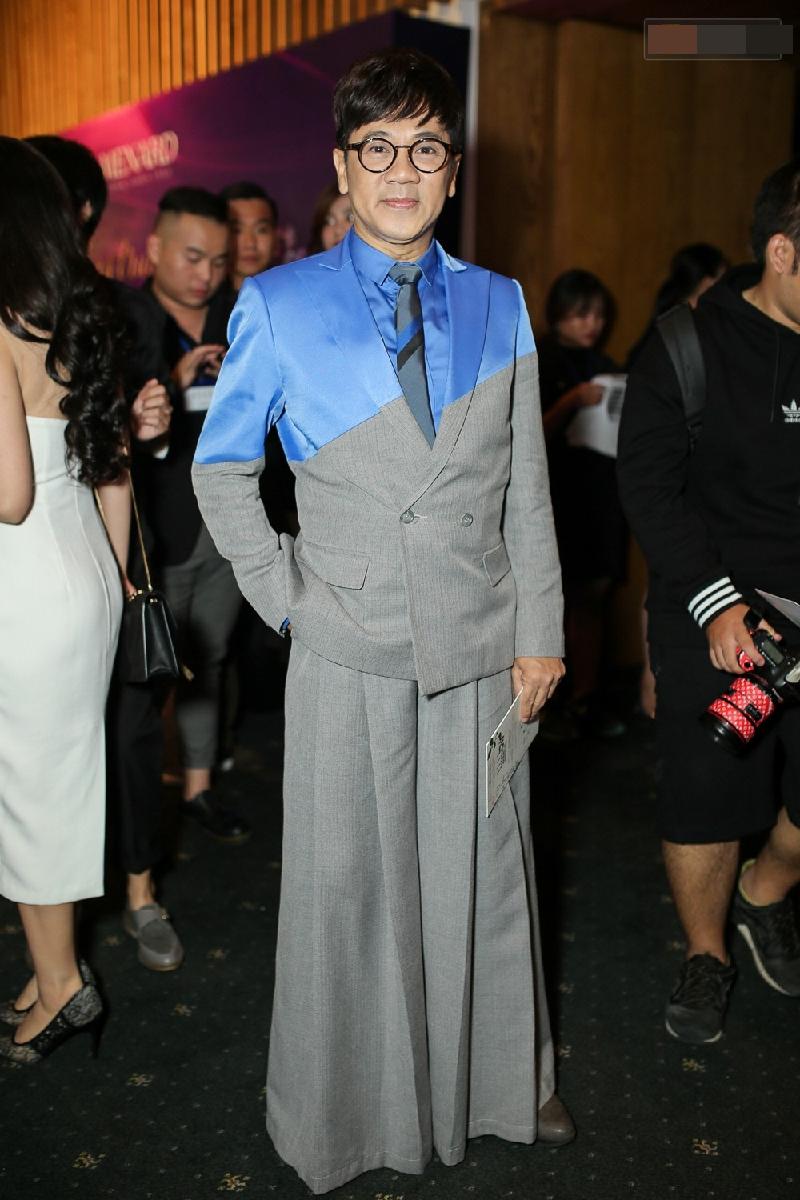 NSƯT Thành Lộc bỗng chốc trở thành thảm họa thời trang khi lựa chọn chiếc quần ống rộng như váy tại một sự kiện hội tụ đông đủ dàn sao Bắc - Nam mới đây.